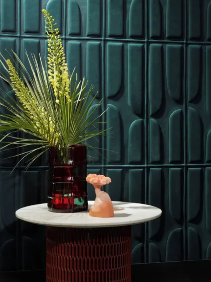 Dive into a realm where design knows no limits. This 3D wallcovering in deep teal, with its soft suede texture and exceptional acoustic qualities, narrates a tale of sophistication and forward-looking vision.