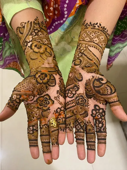 A very full and intricate floral design, perfect for a bride. The patterns are dense and cover the entire palm and fingers.