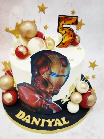 We assemble the perfect birthday centerpiece with this heroic Iron Man cake. A powerful image of the armored Avenger is the focal point, surrounded by gold and red spheres that match his iconic suit, creating a cake fit for a superhero.