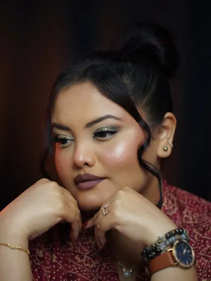 A slightly different angle showing how the light catches the metallic eyeshadow. I teach how to place shimmer and highlight to best suit your eye shape and features.