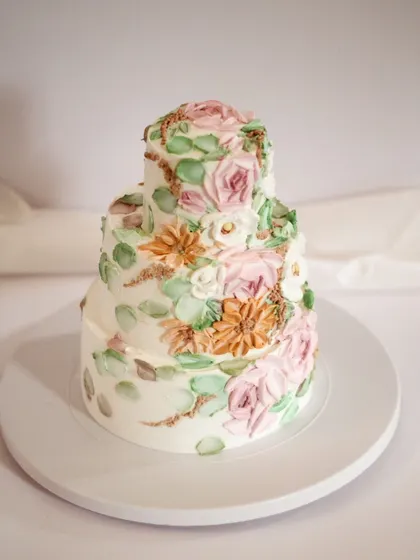 Sharing some more photos of my current favorite three-tier cake. The way the flowers spiral up the tiers is just so dreamy. Who wants one?