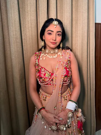 Neha, looking absolutely lovely for her Haldi. We agreed on a minimal look with no falsies or lenses, just fresh, dewy skin and a hint of pink.