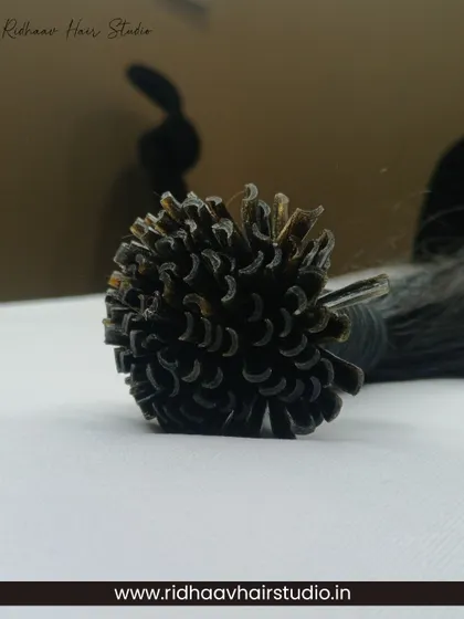 Another look at the pre-bonded U-tips on our wavy hair extensions. Each strand is prepared for a clean and secure fusion application, ensuring a professional and lasting result.