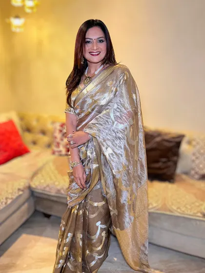 A full-length view of this stunning and sassy look. The makeup is glamorous and perfectly complements the shimmering saree.