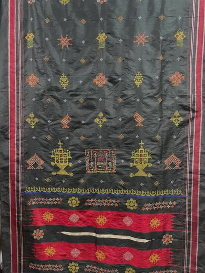 This black Ilkal saree is adorned with traditional Kasuti motifs, including temple gopuras and palanquins. This is a classic example of how Kasuti is used to decorate heritage sarees.