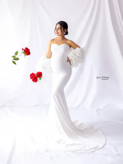 Playing with creative elements like these floating roses adds a touch of magic and movement to the portrait, making it feel dynamic and alive.