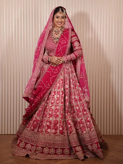 A complete bridal look featuring a heavy, gold-plated Kundan necklace, haath phool, and maang tikka, all available for rent.