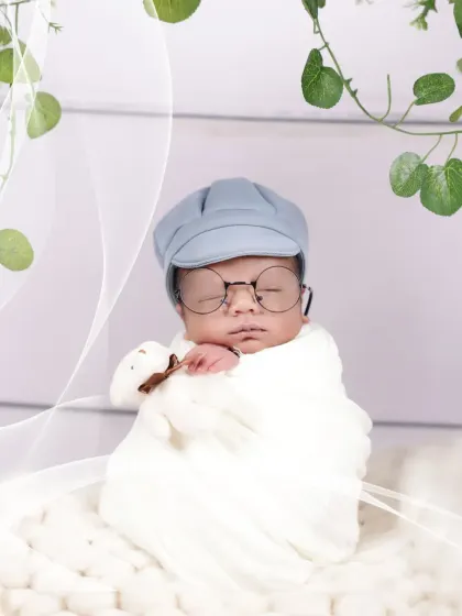 A touch of personality and humor with this 'little scholar' look. We have a variety of cute props like these glasses and cap to add a fun twist to your newborn's first photoshoot.