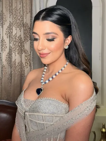A close-up on the details of this vintage glam. The sharp liner defines the eyes beautifully, while the glossy lips add a touch of modern sophistication.