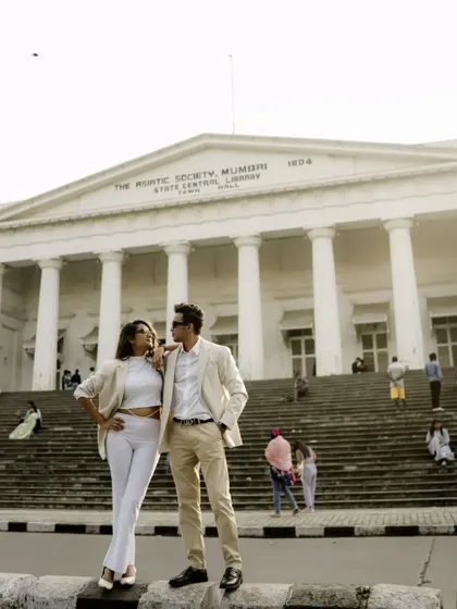For the modern couple, we used the grand architecture of Mumbai's Asiatic Society Library as our backdrop. It’s a stylish pre-wedding shoot that shows love can be both powerful and chic.