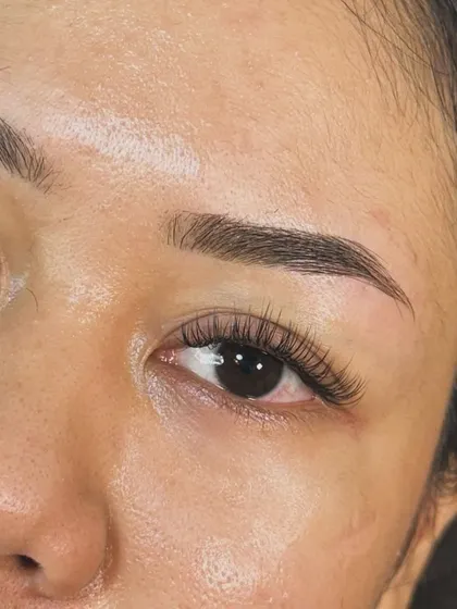A clean and elegant Classic lash set. This style is perfect for adding length and a gentle curl, making your morning routine so much easier. No mascara needed.