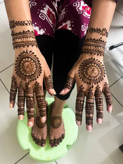 A beautiful mandala-style bridal mehendi for my US client who wanted something simple yet elegant.