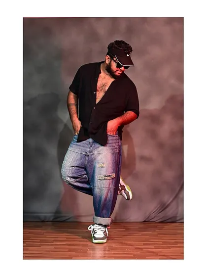 Style is what you make it. My personal fashion, featuring baggy jeans and a relaxed fit, reflects my urban hip-hop dance roots. 💫