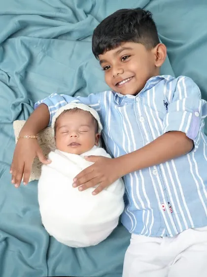 Being a big brother is the best job in the world. I love capturing the first gentle moments between siblings, a bond that will grow for a lifetime. So much love here. 🥰