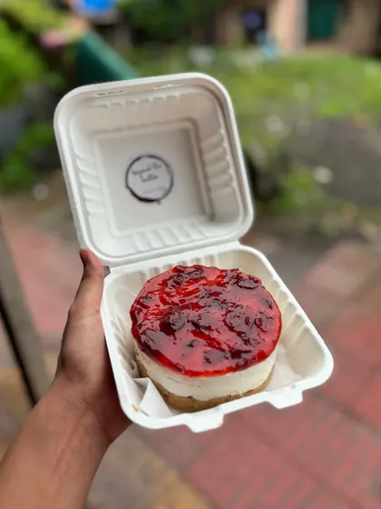 A delicious looking strawberry cheesecake bento. Perfect for a fresh and fruity treat.