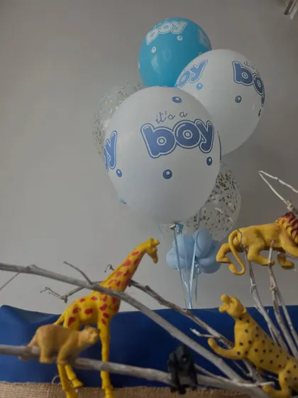 A close-up of the animal figures on the branches of the jungle hamper.