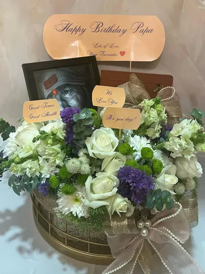 The beauty of this personalized birthday hamper lies in its details. The custom "Happy Birthday Papa" sign and small message cards add layers of love and thoughtfulness.