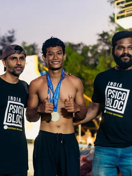 The winner of the Men's Psico Battle, flanked by our event organizers. It takes a team to put on an event like this, and we're proud to celebrate with the champions.