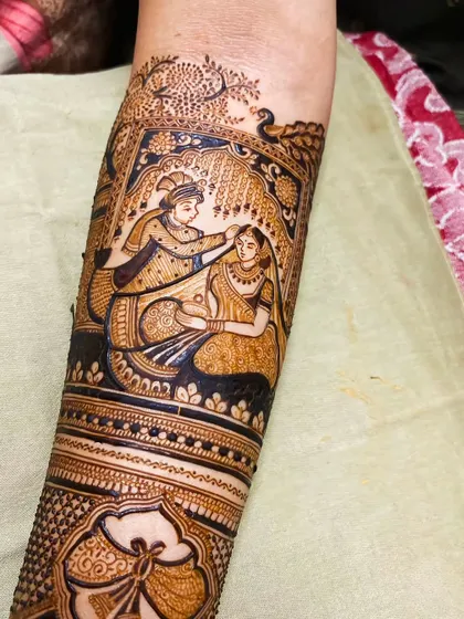 Capturing a tender moment. This design shows the groom applying sindoor, a beautiful and significant ritual in Hindu weddings, drawn with care on the bride's forearm.