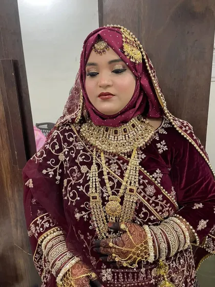 This is a beautiful Hijabi bride I had the pleasure of working with. We created a look with a flawless base and defined eyes that worked perfectly with her maroon hijab and heavy jewelry.