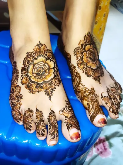 Another angle of the simple and elegant floral foot design, perfect for any celebration.