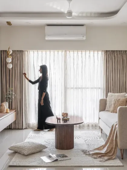 A living room should feel like a warm embrace. In this modern minimalist home, I used a combination of warm wood, soft beige fabrics, and layered lighting to create an atmosphere that is stylish, welcoming, and perfect for family life.