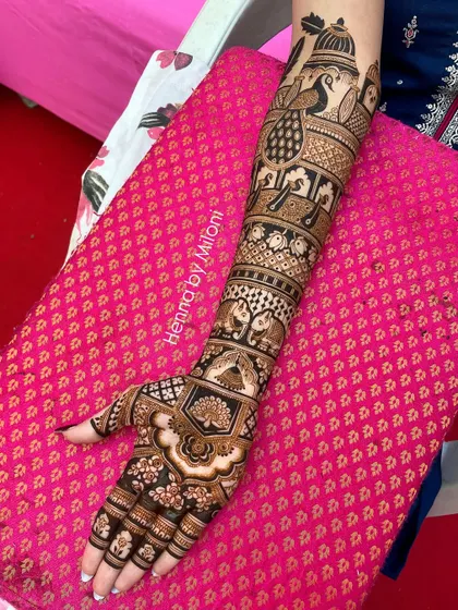 Another angle of this intricate bridal mehendi. The design is packed with traditional elements, perfect for a classic Indian wedding.