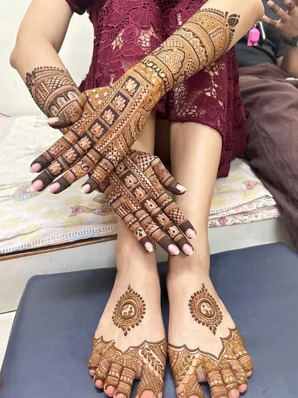 A simple yet elegant Indian bridal design for Yesha, covering both hands and feet. The matching elephant motifs on the feet are so cute.