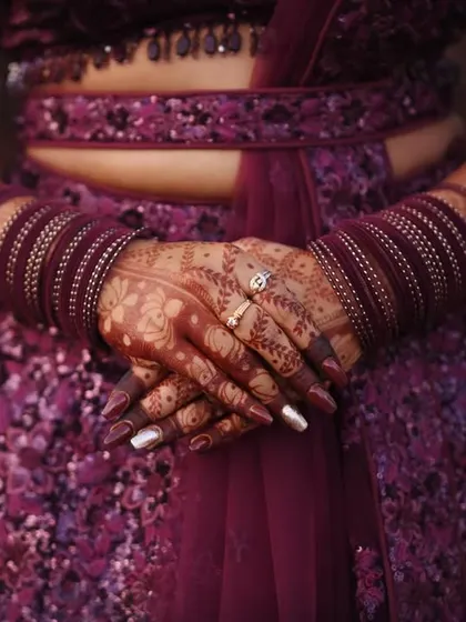 Another look at this gorgeous, fully stained mehendi. The floral patterns on the hands and wrists are clear and distinct, showcasing the quality of the organic henna paste I use.