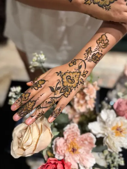 Another angle of the minimalist floral vine henna design.