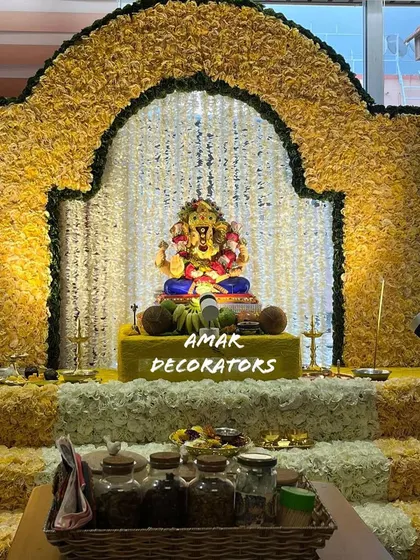 Introducing a new design for the lovers of yellow. This Ganpati mandap uses a grand arch of yellow and white flowers, creating a bright, sunny, and welcoming space for Bappa.