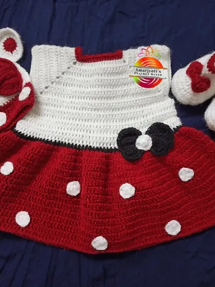 This complete Minnie Mouse themed set is perfect for your baby's first birthday or a special photoshoot. It includes a handmade crochet dress with polka dots, a matching hat with ears and a bow, and adorable little shoes. I make these with soft, baby-safe yarn.