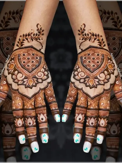 A modern and elegant design for the back of the hands, perfect for a party or engagement.