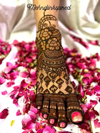 A beautiful floral and peacock design for bridal feet. The intricate pattern covers the top of the foot, creating a rich and traditional look.