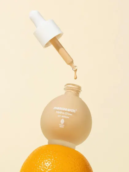 A playful take on a serum shot. We balanced the bottle on a fresh orange with the dropper perfectly positioned above, capturing a single drop in mid-air. It’s a dynamic composition that feels both fresh and expertly executed.