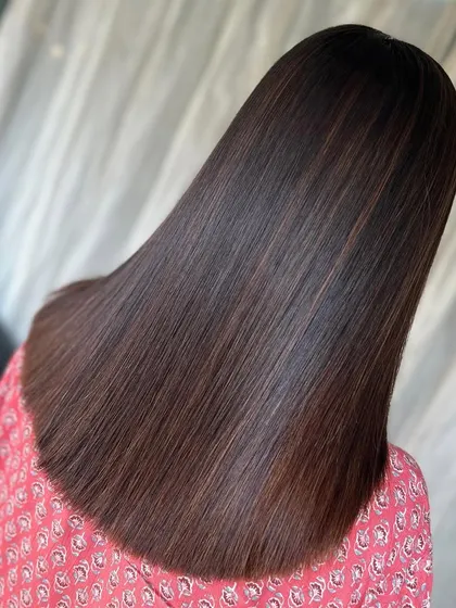 From frizz to fab, and dull to dazzling. This image shows the magic of our smoothing treatment combined with a fresh color.