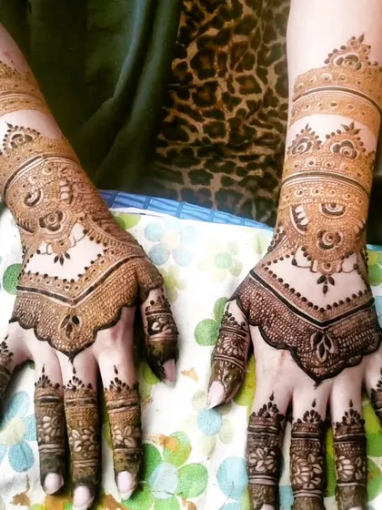 A classic Eid design with beautiful, traditional patterns on the hands and arms.