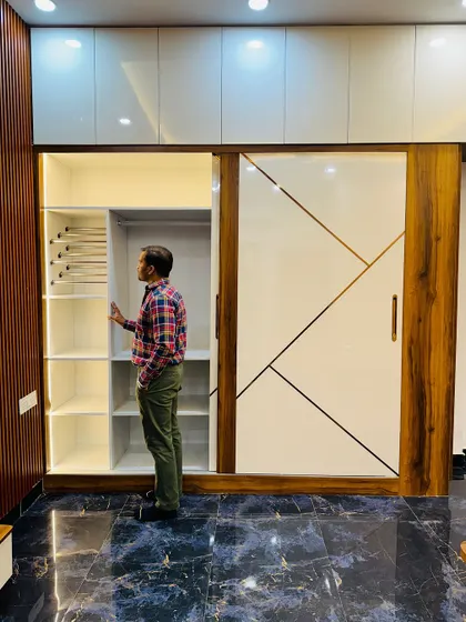 A closer look at the custom shelving, including a pull-out trouser rack. These small details in wardrobe planning make daily use much more convenient.