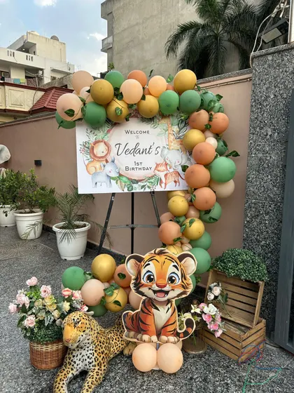 A charming welcome sign for a jungle-themed birthday party at home. This setup proves that even small entryways can make a big first impression.
