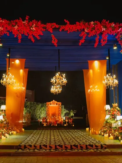 I believe every entrance should be a grand statement. For this cocktail night, I designed a breathtaking floral archway in radiant red, leading into a space glowing with the warmth of chandeliers and candlelight. It’s the perfect welcome for an evening of pure celebration. ✨