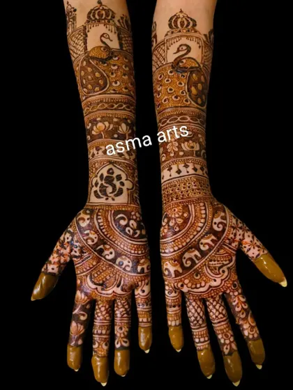 A majestic design featuring peacocks, a symbol of grace and beauty in Indian culture. I've also included a Ganesha motif on the palm for good luck and blessings for the new beginning.