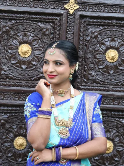 A thoughtful pose from this elegant wedding guest. Her makeup and jewelry are perfectly coordinated.