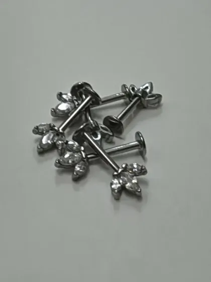 Simple yet elegant leaf-motif studs. These are perfect for a flat helix or conch piercing and are made from high-quality surgical steel.