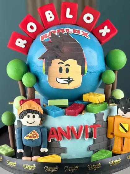 Game on! We leveled up the celebration with this epic Roblox-themed piñata cake, complete with a hammer to smash it open and reveal the sweet surprises inside.