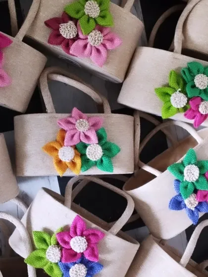 Color chaos in the best way. These jute-on-jute hamper bags are completely eco-friendly and sustainable, with vibrant floral embellishments adding a touch of fun.