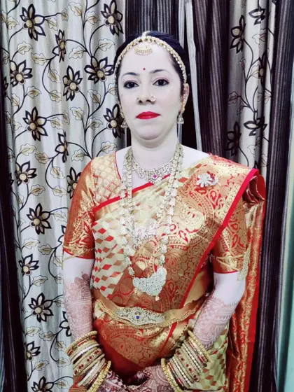 A portrait of bride Jaylakshmi for her Varapooja, looking elegant and timeless in her traditional attire.