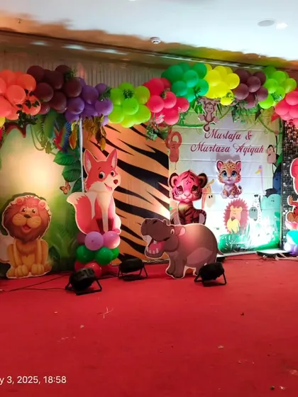 The complete jungle theme stage decoration, featuring a variety of animal characters and colorful balloons.