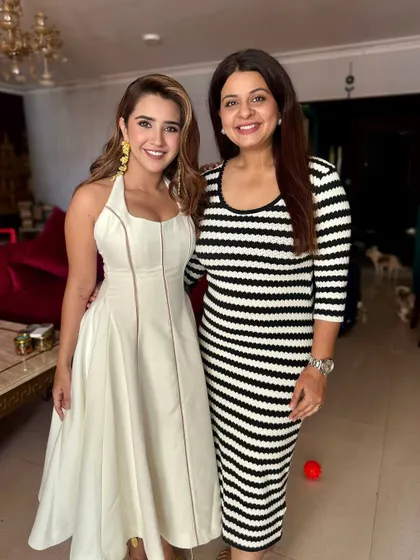 A lovely picture with the talented Roshni Walia after getting her ready. Her soft glam makeup looks beautiful and fresh, perfect for her movie premiere.