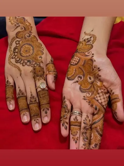Two different but complementary designs for a party. This is a great option for sisters or friends attending a function together.