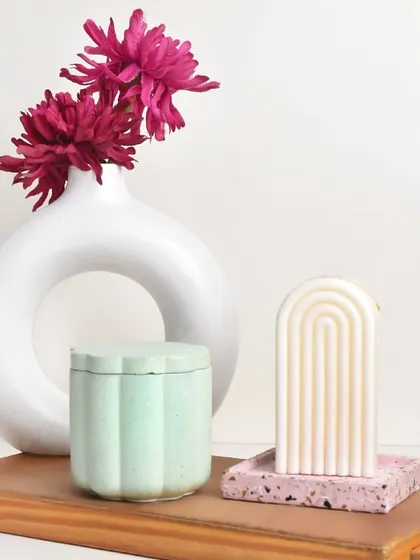 What do you prefer, structural candles or jar candles? We love how this arch candle and daisy jar look together.